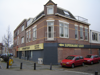 807006 Gezicht op de supermarkt Golff (Abel Tasmanstraat 11-13, voormalige Lubro Bakkerij) te Utrecht, op de hoek met ...